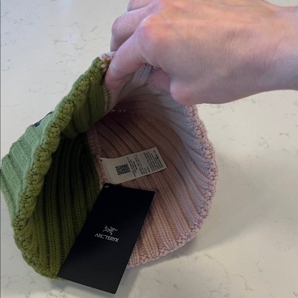 NWT Arc'teryx UNISEX MERINO Chunky Ribbed Toque - Green and Pink - Picture 6 of 8